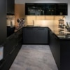 Bauformat U-Küche mit einer Natursteinarbeitsplatte im Dekor Star Galaxy 5