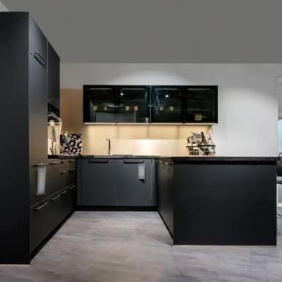 Bauformat U-Küche mit einer Natursteinarbeitsplatte im Dekor Star Galaxy 60