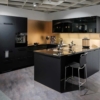 Bauformat U-Küche mit einer Natursteinarbeitsplatte im Dekor Star Galaxy 3