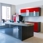 Bauformat Inselküche in Rot und Grau