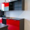 Bauformat Inselküche in Rot und Grau